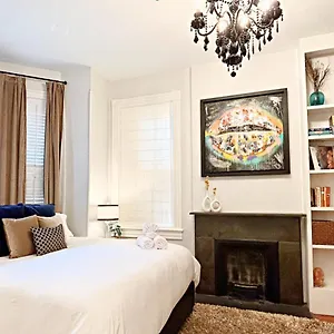 new-the-lyons-house-posh-luxe-historical-home.top-hotels-in-savannah.com/